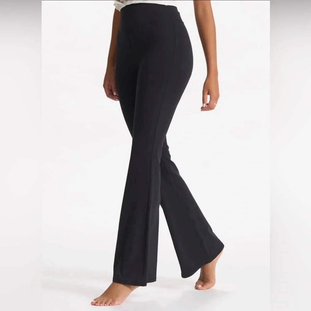NWT Vuori performance flare pants, size M - Picture 3 of 4